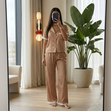 Pyjama satiné à pois avec dentelle