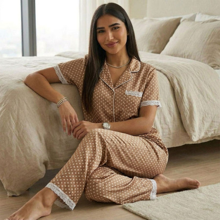 Pyjama satiné à pois avec dentelle