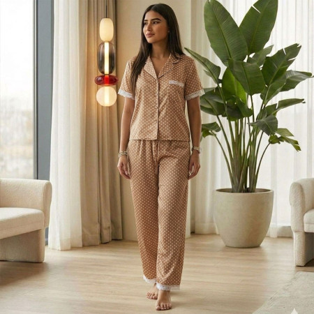 Pyjama satiné à pois avec dentelle