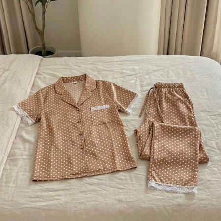Pyjama satiné à pois avec dentelle