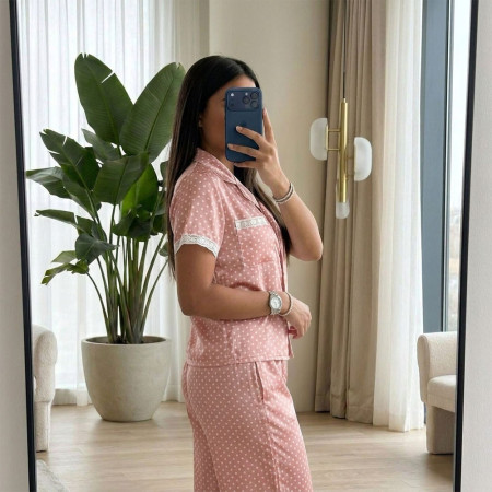 Pyjama satiné à pois avec dentelle