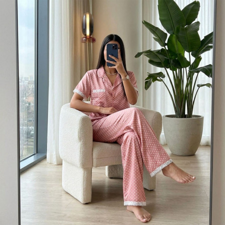 Pyjama satiné à pois avec dentelle