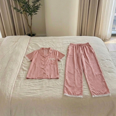 Pyjama satiné à pois avec dentelle