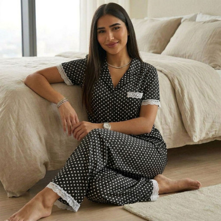 Pyjama satiné à pois avec dentelle