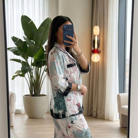Pyjama satiné imprimé à chemise boutonnée